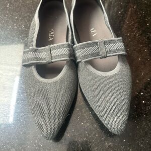 Gray Flats with Textured Elastic Strap and Pointed Toe